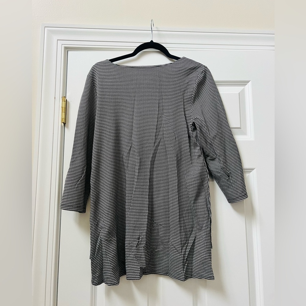 Beautiful Chico's size 1 black and white stretchy top with gold buttons on sides - Picture 4 of 5